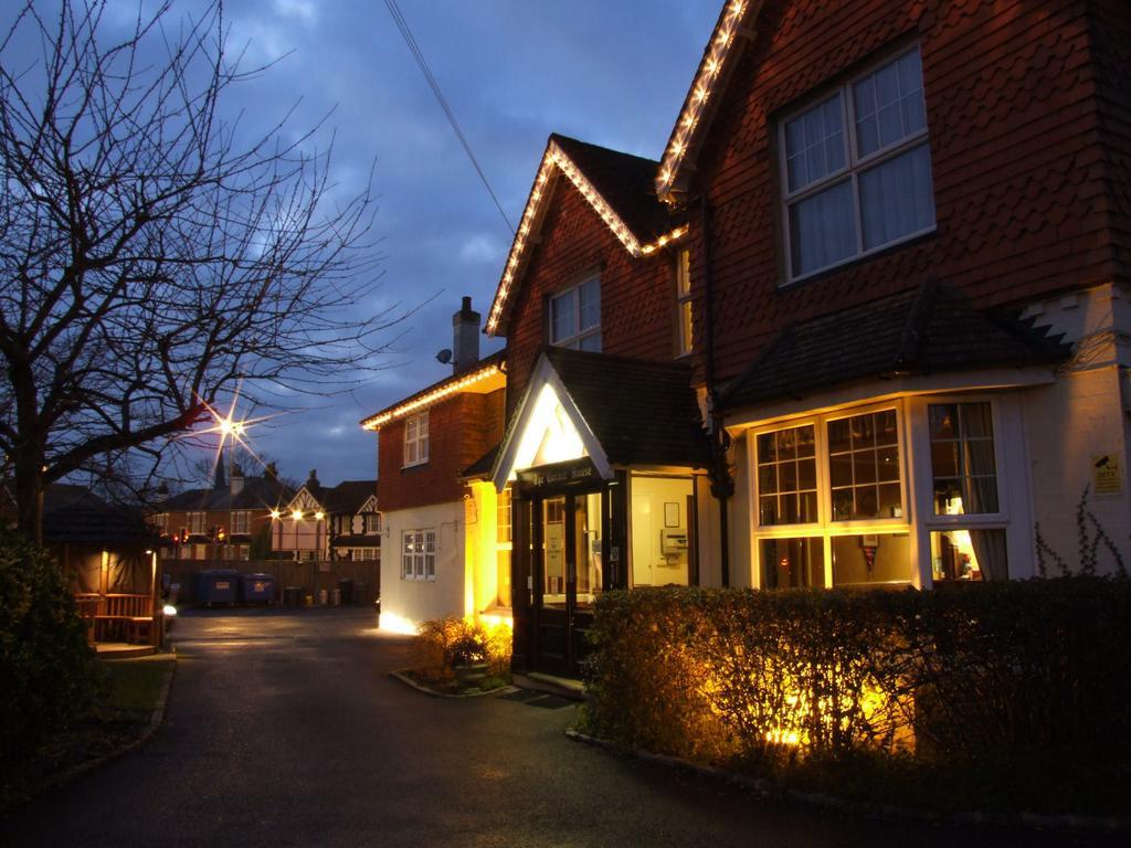 Corner House Hotel Gatwick With Holiday Parking Horley Exterior foto
